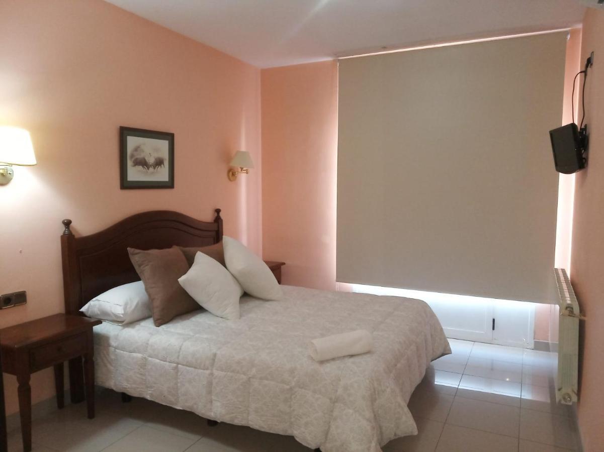 Hostal Restaurante Pacos Herrera del Duque Dış mekan fotoğraf